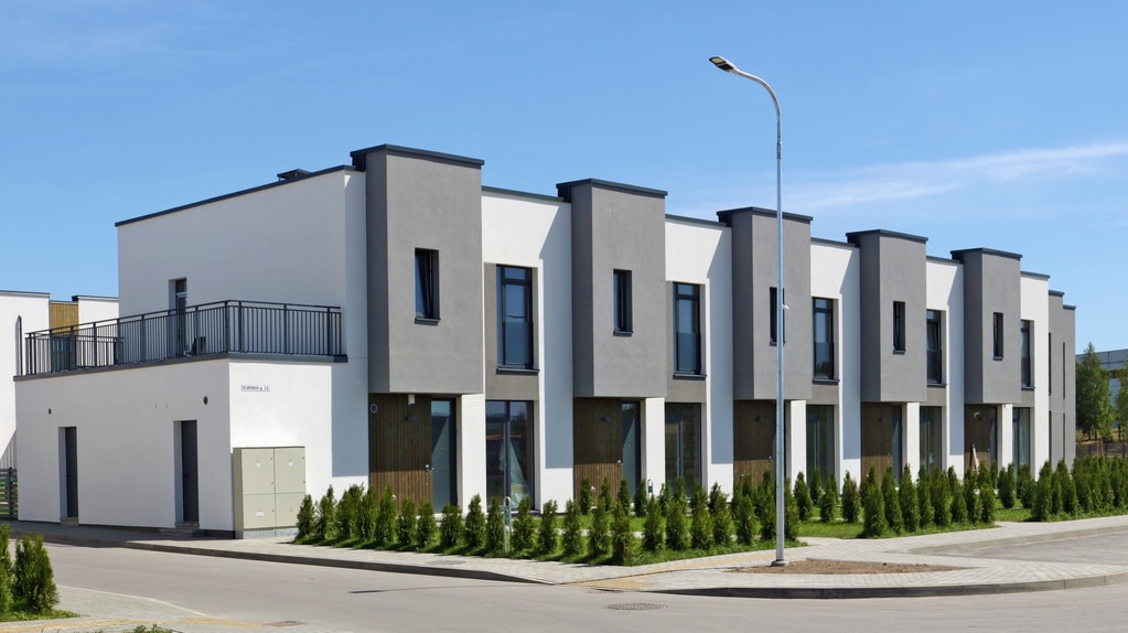 Edificio ubicado en Lituania que agrupa apartamentos para familias jóvenes.
